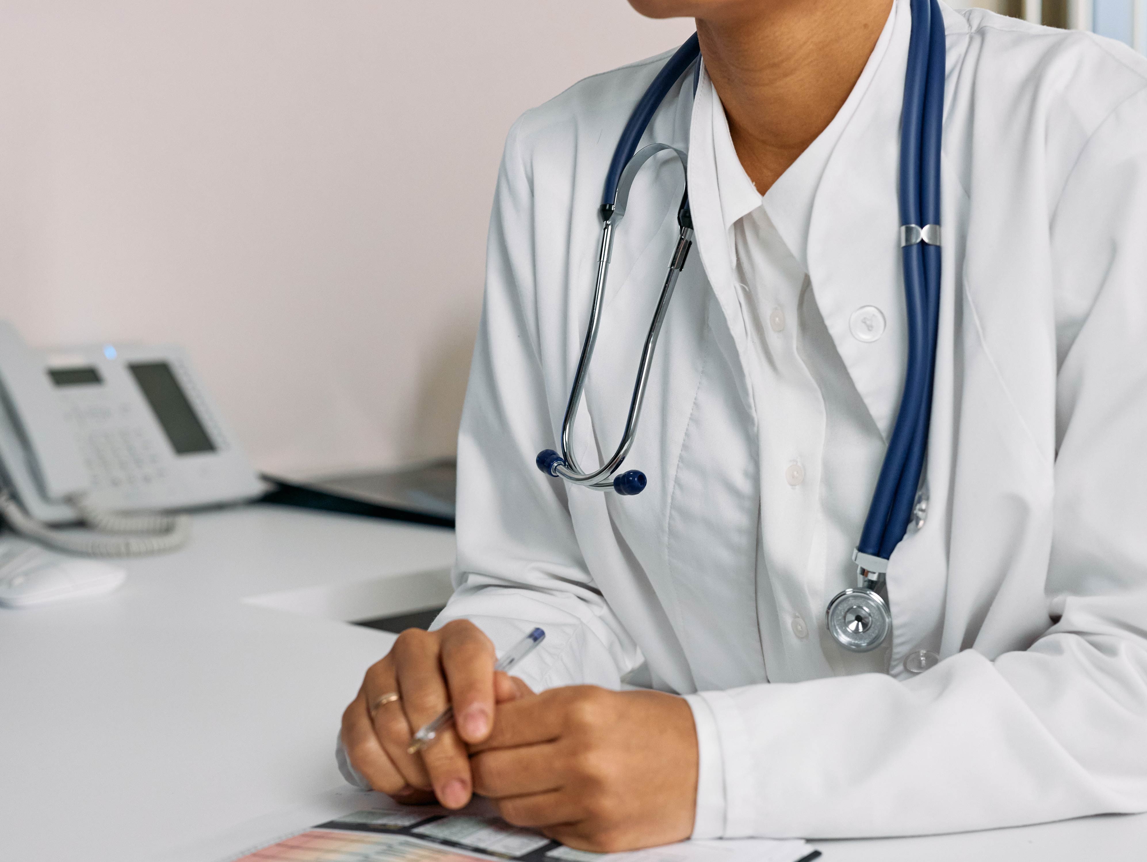 Como comunicar com a perda auditiva em consultas médicas